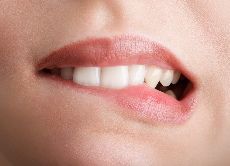 Por que algumas pessoas tem o hábito de morder os lábios?